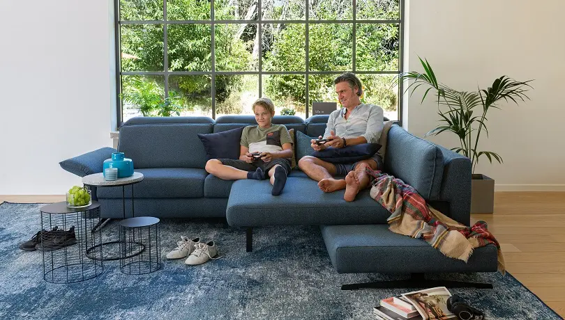 Sofa, Mann und Kind blau